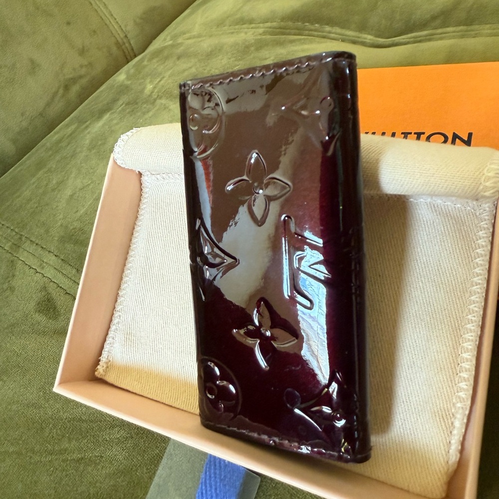 Louis Vuitton Glossy burgundy vernis monogram Keychain / Key holder
